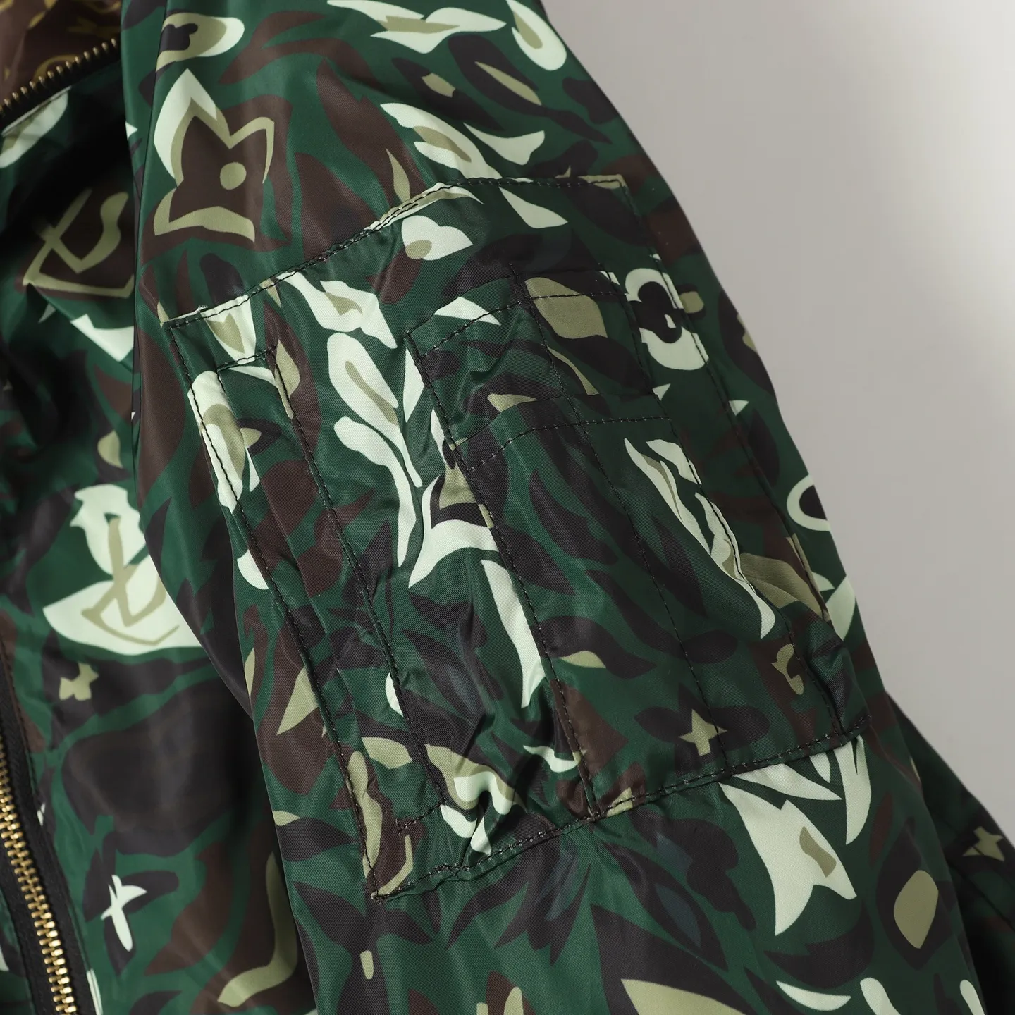 🅿️540 Louis Vuitton/Louis Vuitton camouflage presbyopic double-sided jacket. The original version was purchased for 23,000. It can be worn on both sides and can be switched between the two styles at will. Needless to say, the style is low-key and luxurious. Both sides bring out the 1V classic elements. The loose version makes the upper body casual and comfortable. The solid color side is a soft shell model, the solid color is simple, only the chest is decorated with leather, the inside and outside hardware are all double-sided engraved, and the original version can be customized and dyed. The clothes are of the same color with no color difference, and the labor cost is expensive. The lining is made of silk jacquard fabric, and the classic full-width logo jacquard process requires everything to be woven, and the process cost is extremely high. Size: 46 48 50 52